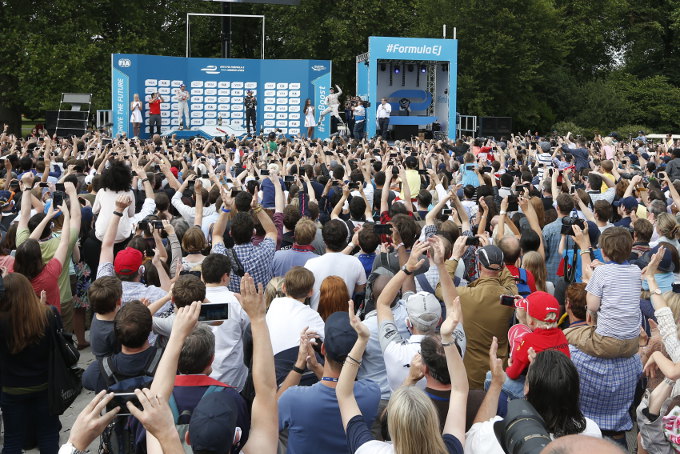 Fans-Formula-E-London-Podium