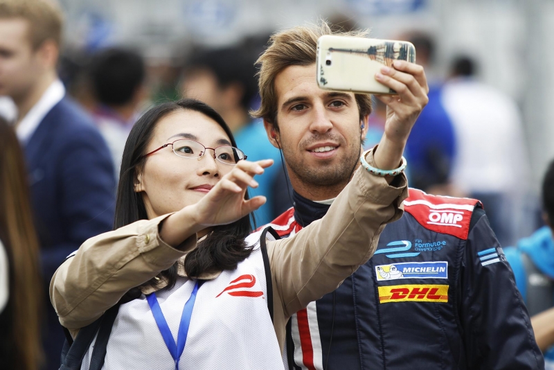 Antonio-Felix-da-Costa-Aguri-Fan-Selfie