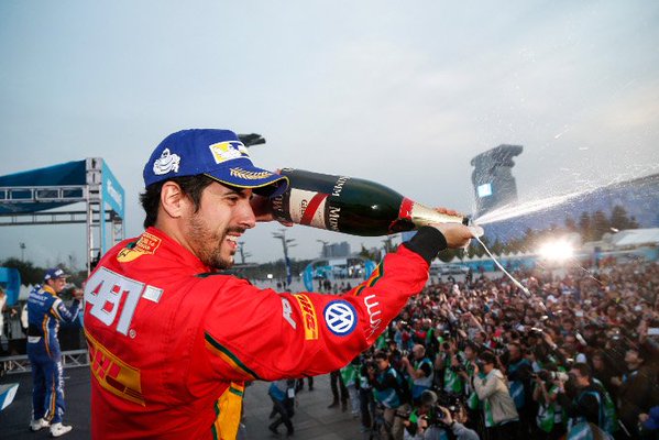 Lucas di Grassi auf dem Podest