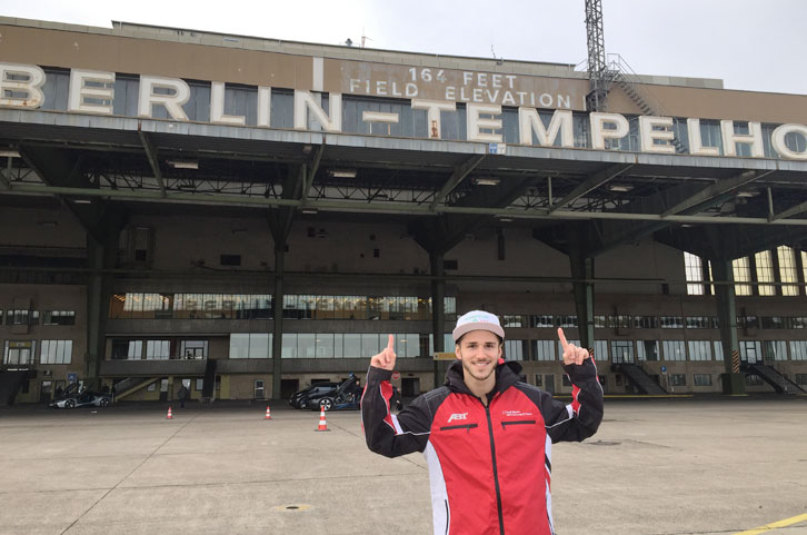 Dainel Abt vor dem Berliner Tempelhof Terminal