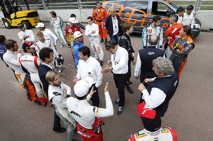 Die Experten beraten über die Bodenwellen der Kurve 1 vom ePrix in London