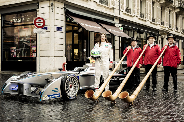 Simone de Silvestro vor der neuen TAG Heuer Boutique in Genf