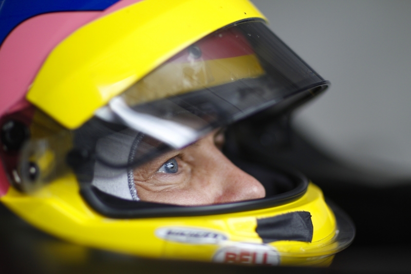 Jacques-Villeneuve-in-der-Formula-E-Helm