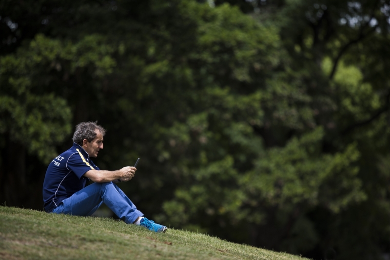 Alain Prost Buenos Aires mobile phone