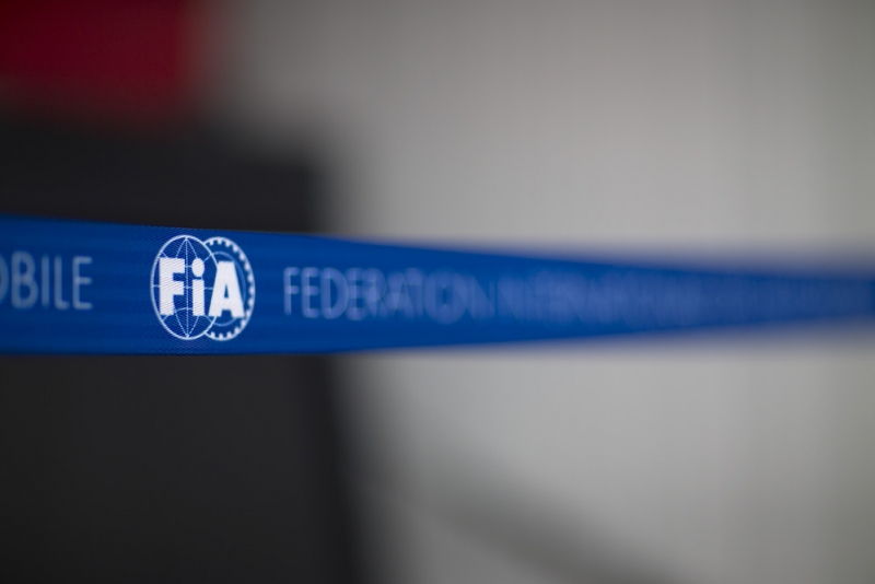 FIA-Logo-auf-Band