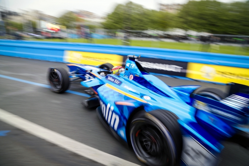 Robin-Frijns-Andretti-in-Paris-Pitlane