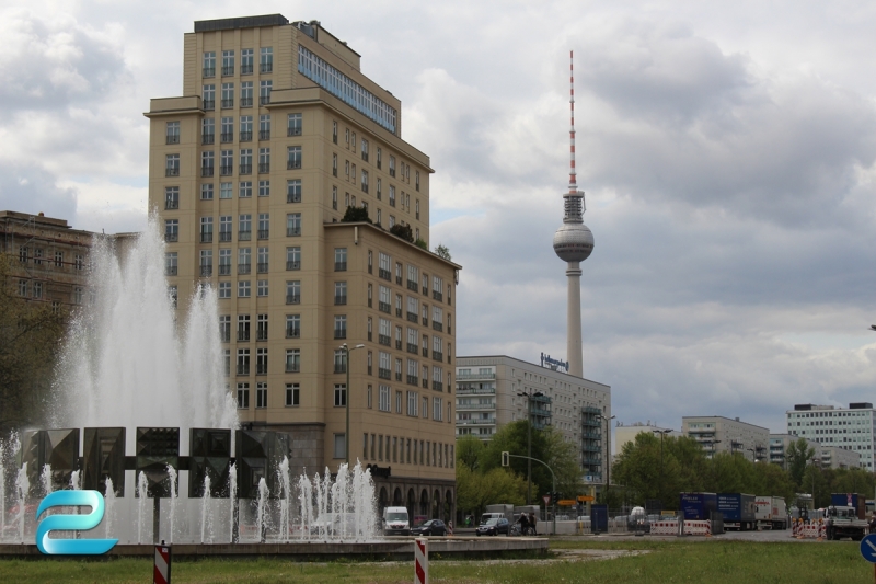 Karl-Marx-Allee-in-Berlin-Strausberger-Platz-mit-Fernsehturm