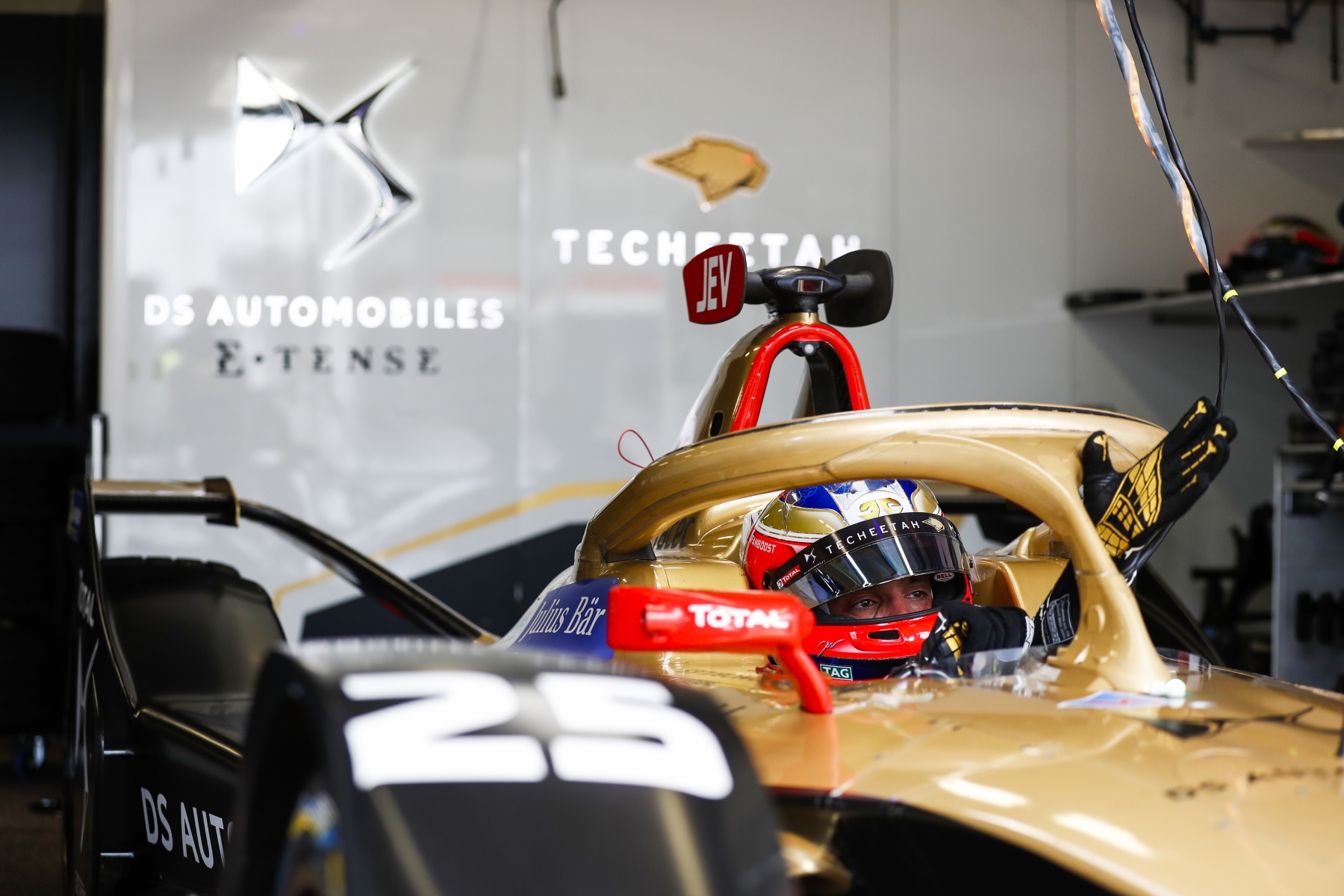 Jean-Eric-Vergne-Pit-Hand-out-of-cockpit