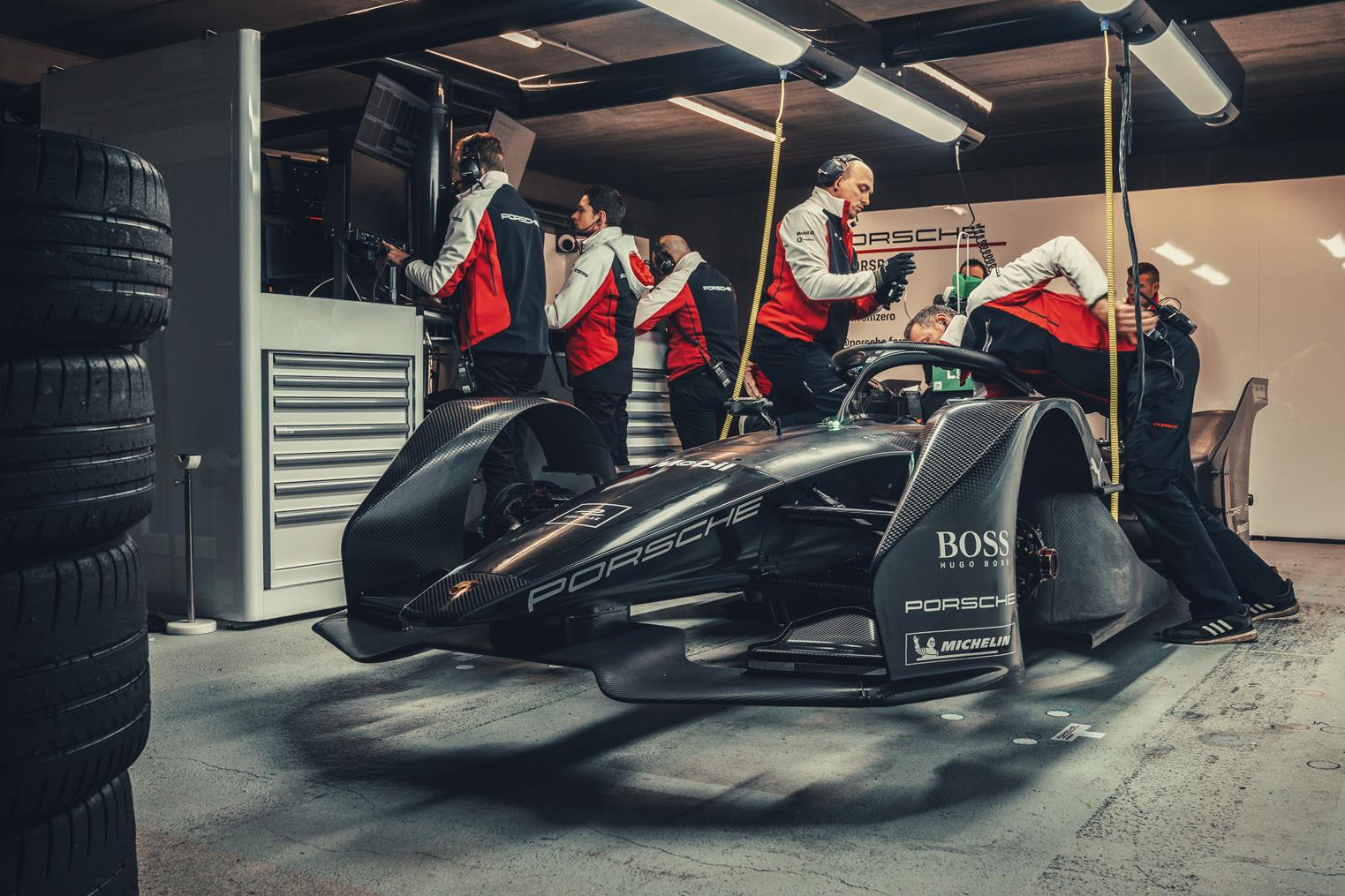 Porsche-Formel-E-Auto-in-Garage