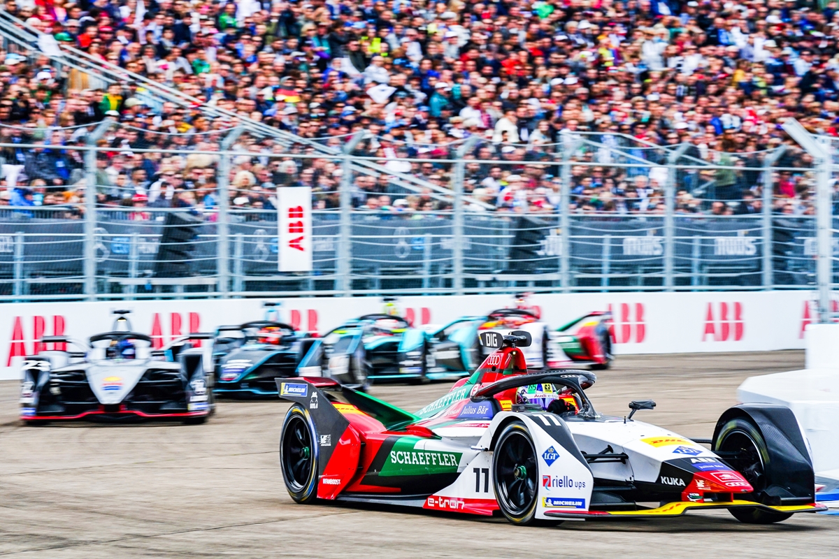 Lucas-di-Grassi-Leading-Berlin-Grandstand-Blurry