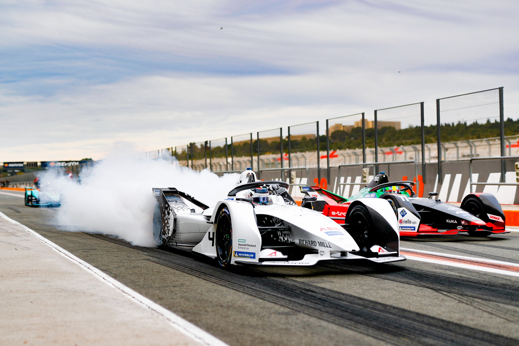 Valencia-Pitlane-Exit-Mortara-Venturi-Burnout-di-Grassi-Audi-Sport-ABT-Schaeffler