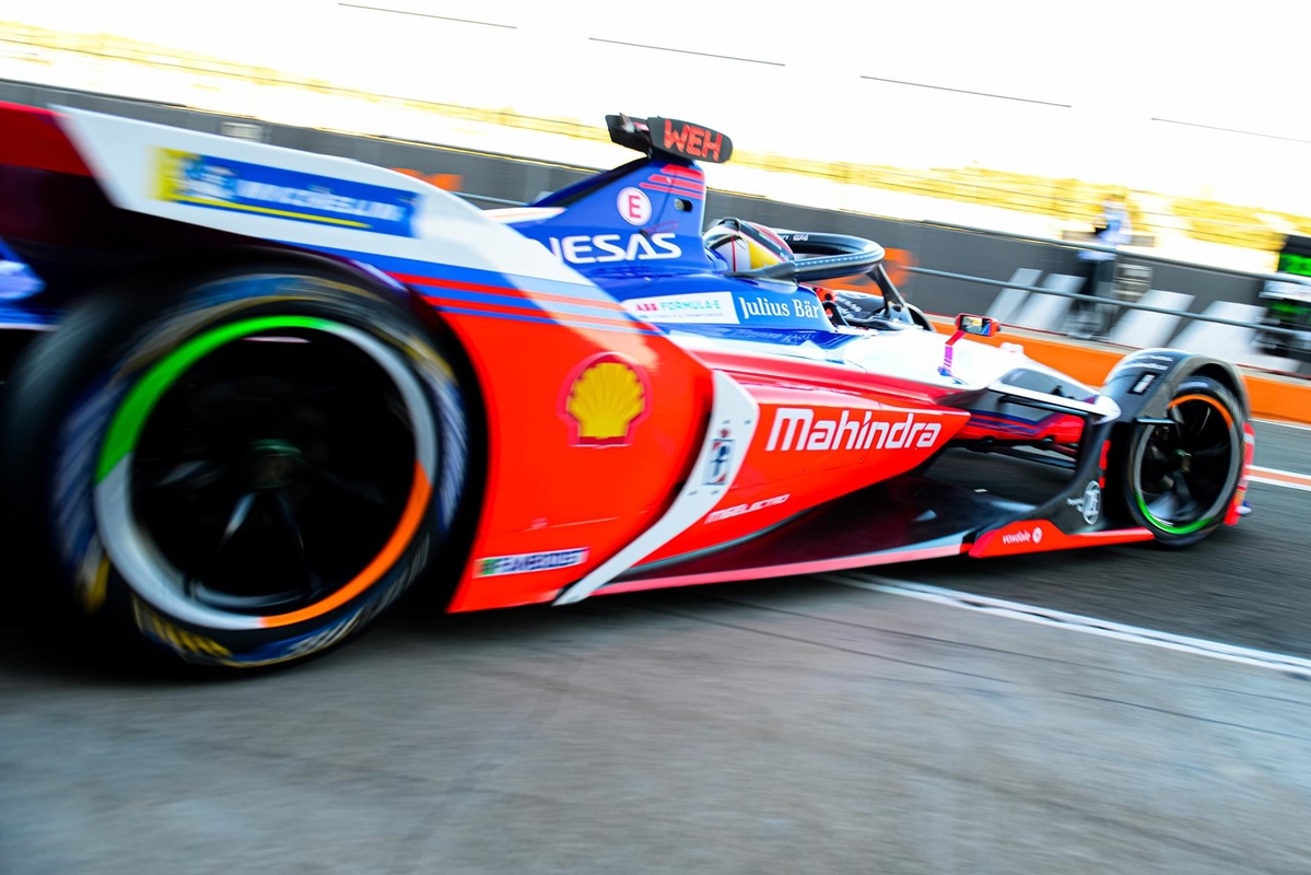 Mahindra-Pascal-Wehrlein-Valencia-Test-Session-Pit-Garage