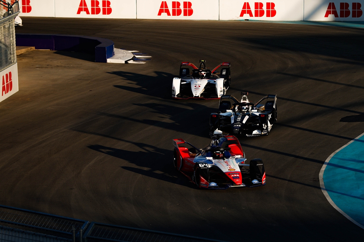 Diriyah-Circuit-Chicane-Mahindra-Dragon-Porsche