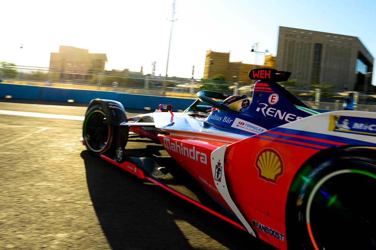 Pascal-Wehrlein-Leaves-Pit-Garage-Diriyah-E-Prix-2019