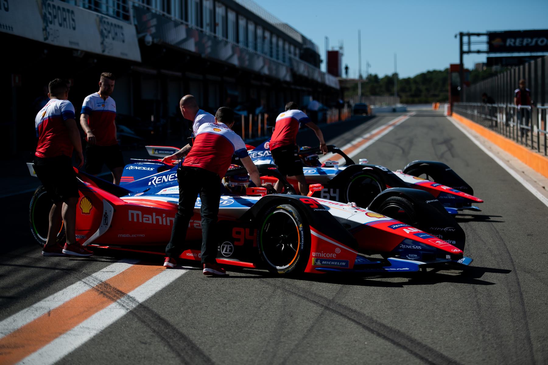 Pascal-Wehrlein-Jerome-Dambrosio-Mahindra--M6Electro-Test-Valencia-Lou-Johnson-Spacesuit-Media