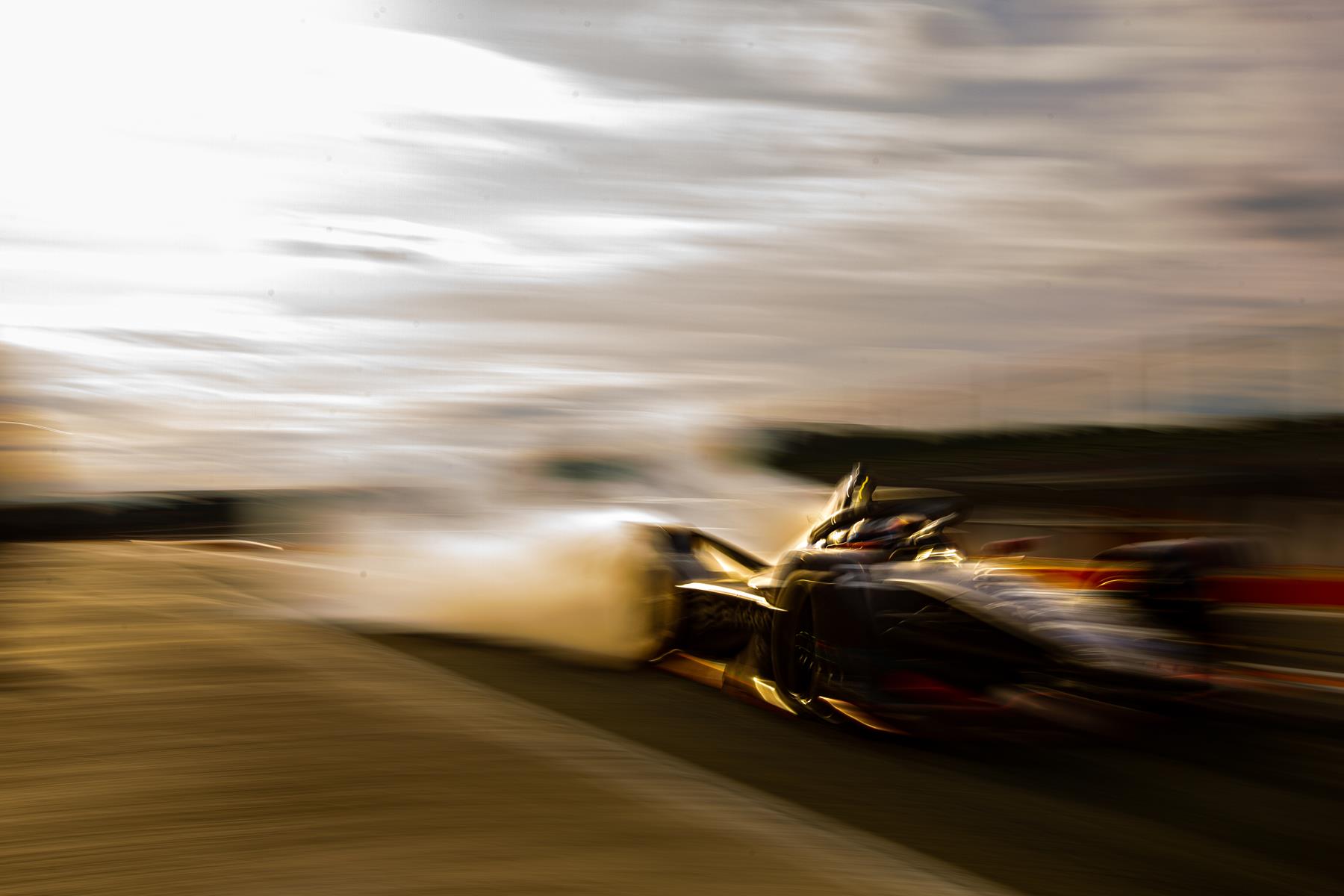Virgin-formula-e-car-smoking-tires-Valencia
