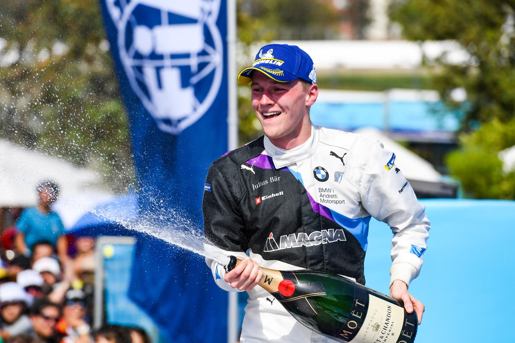 Max-Günther-feiert-ersten-Formel-E-Sieg-auf-Podium-mit-Champagner