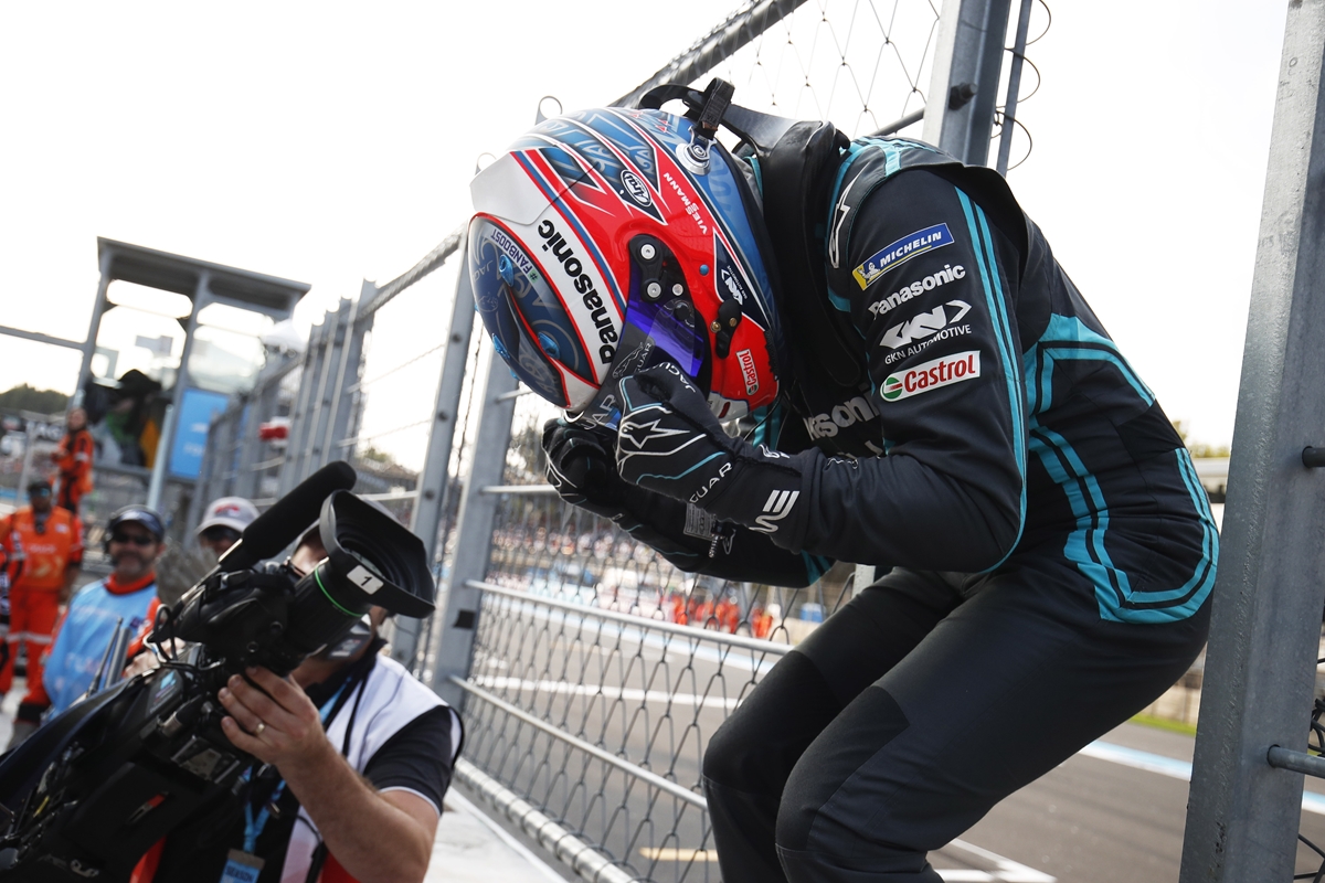 Mitch-Evans-Celebration-Pitwall-Mexico-City