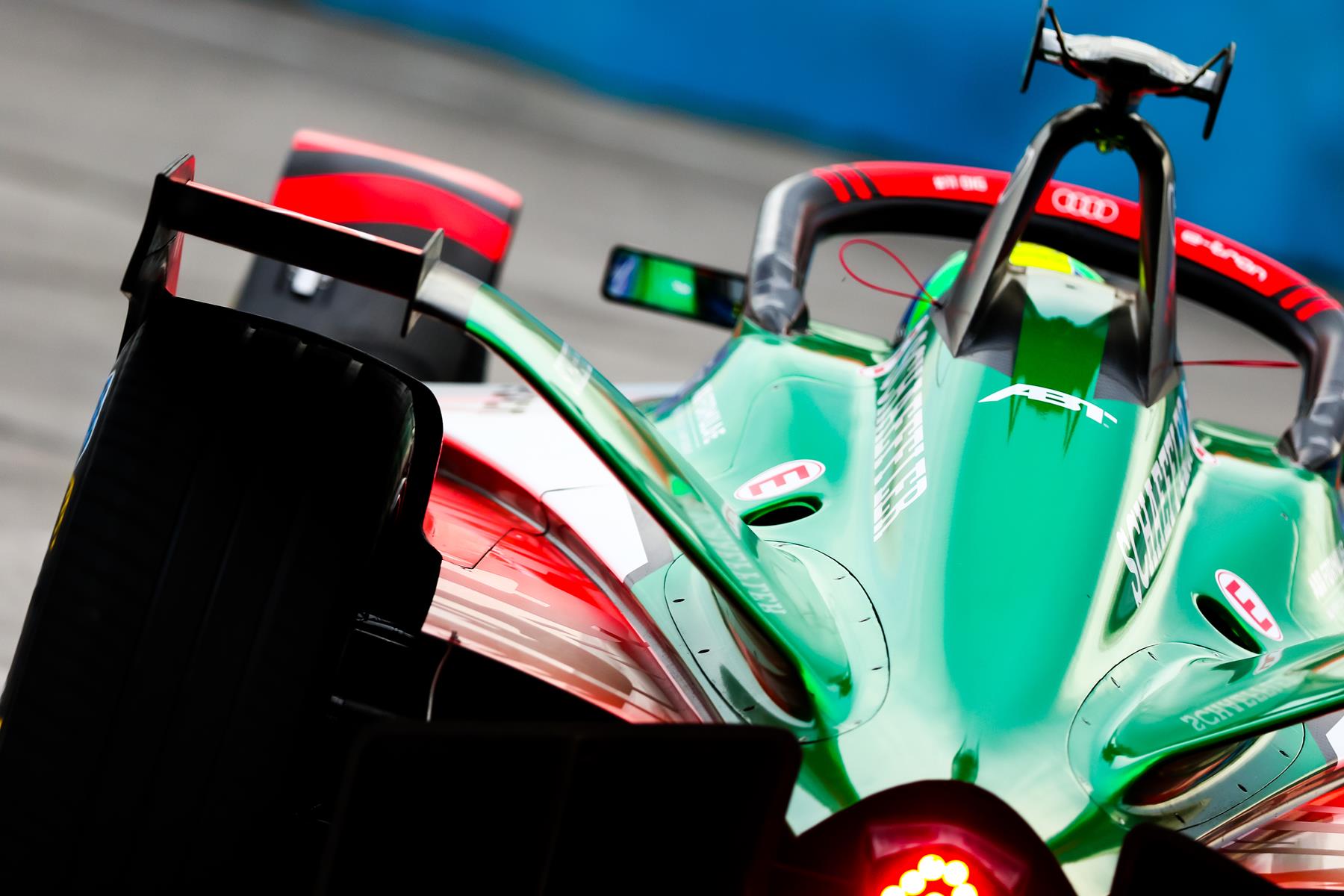 Lucas-di-Grassi-from-behind-Santiago