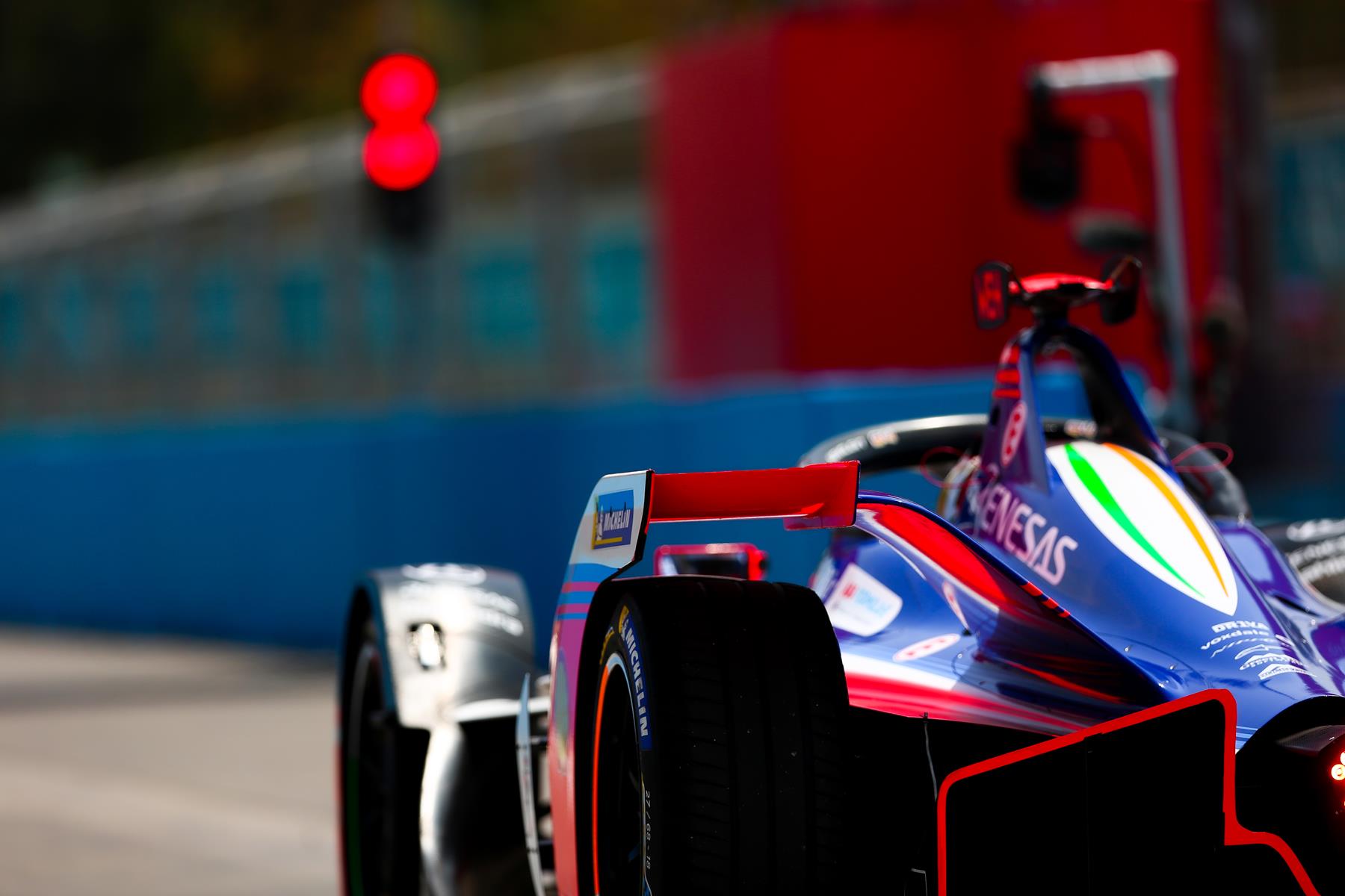Mahindra-Car-from-behind-red-lights