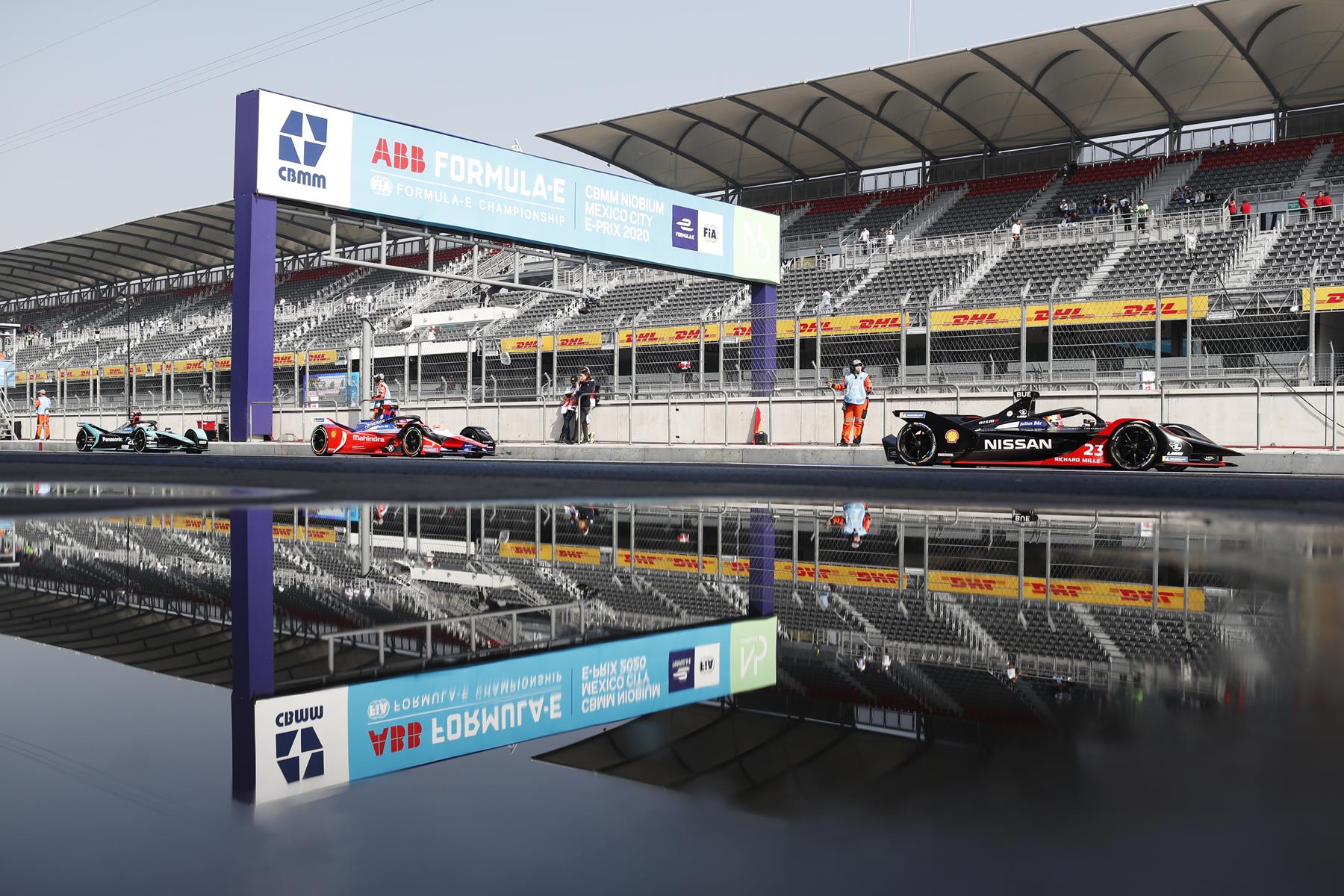 Formel-E-Autos-spiegeln-sich-im-Wasser-Mexiko