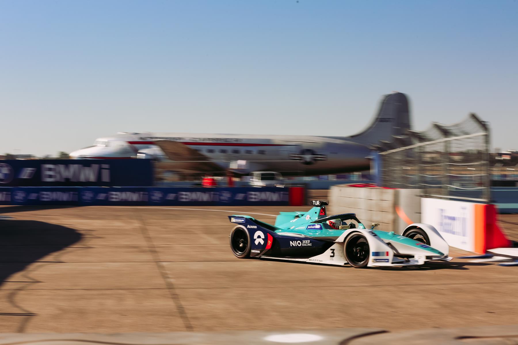 Oliver-Turvey-Nio-333-FE-Team-Berlin-E-Prix-2020-Tempelhof-new-layout-plane-in-the-background