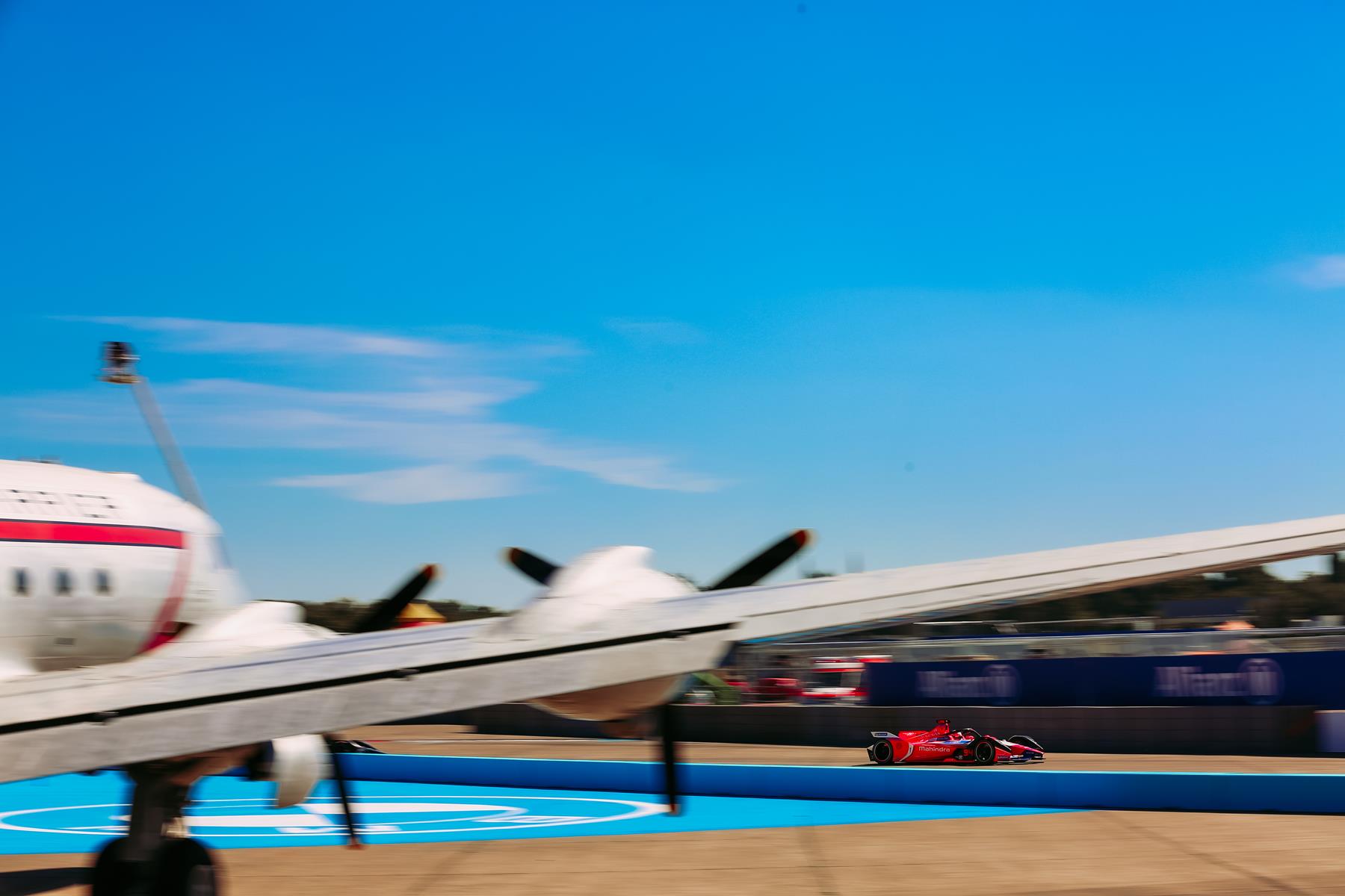 Alex-Lynn-Mahindra-Racing-Berlin-E-Prix-2020-behind-Rosinenbomber-Douglas-C-54-Skymaster-blur