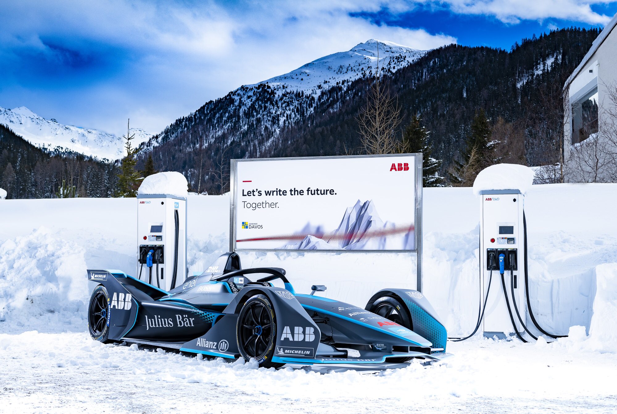 Formel-E-Auto-ABB-Ladestation-im-Schnee