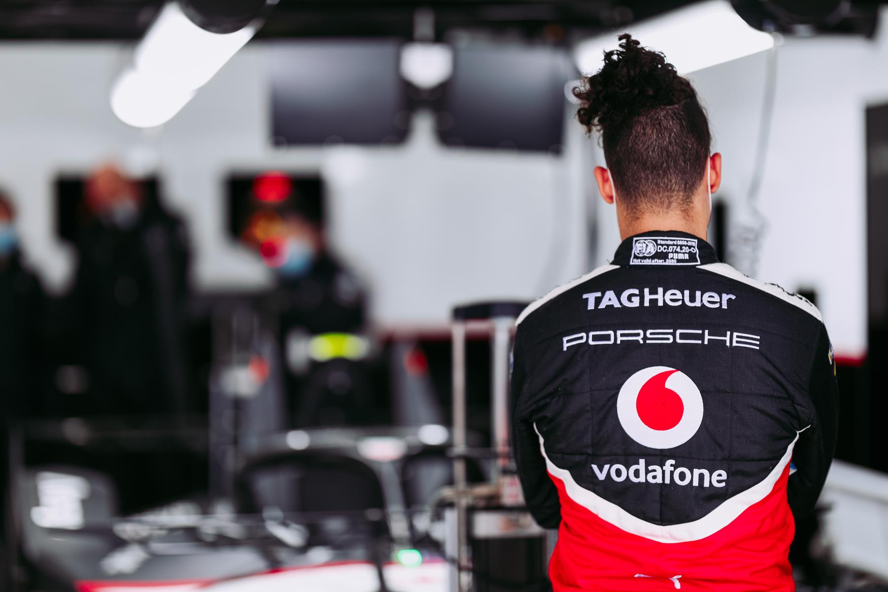 Pascal-Wehrlein-von-hinten-in-Porsche-Garage