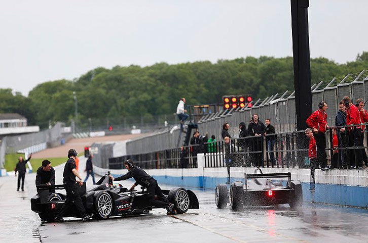 Erster Testtag auf der nassen Strecke von Donington Park