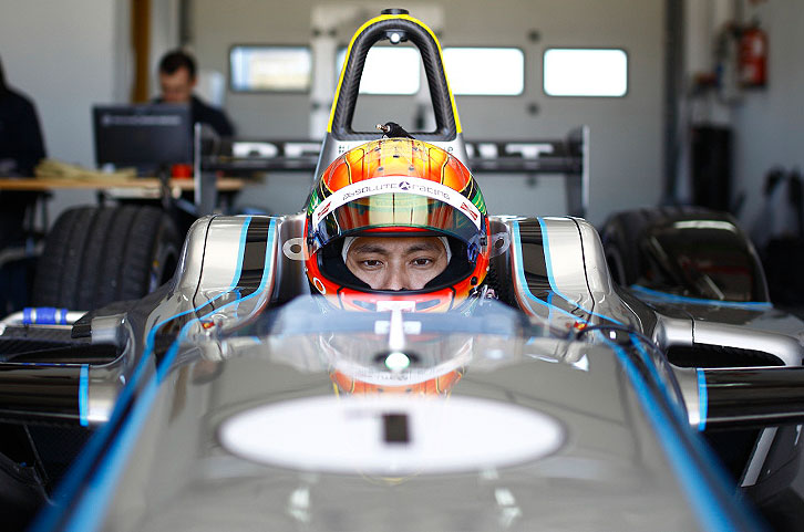 Ho-Pin Tung im Renault-Spark SRT_01E bei Testfahrten in Spanien