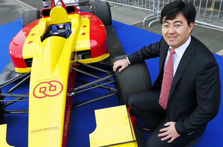 Steven Lu vor einem Formel Wagen in Team China Racing farben