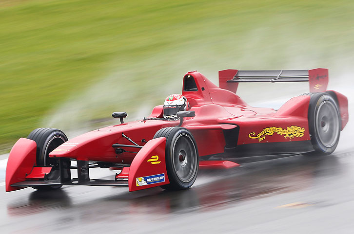 Team China Racing bei Testfahrten in Donington Park