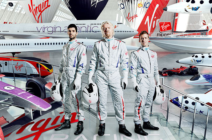 Sir Richard Branson (Mitte) mit Jaime Alguersuari (links) und Sam Bird (rechts)