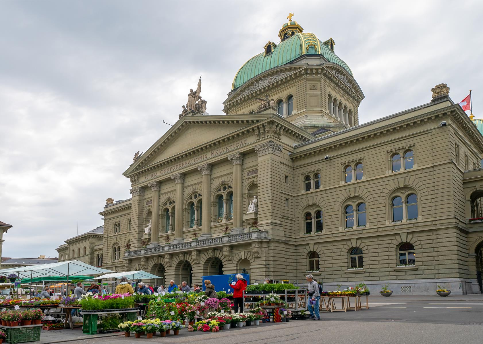 Auf dem Bundesplatz finden regelmäßig Märkte statt.