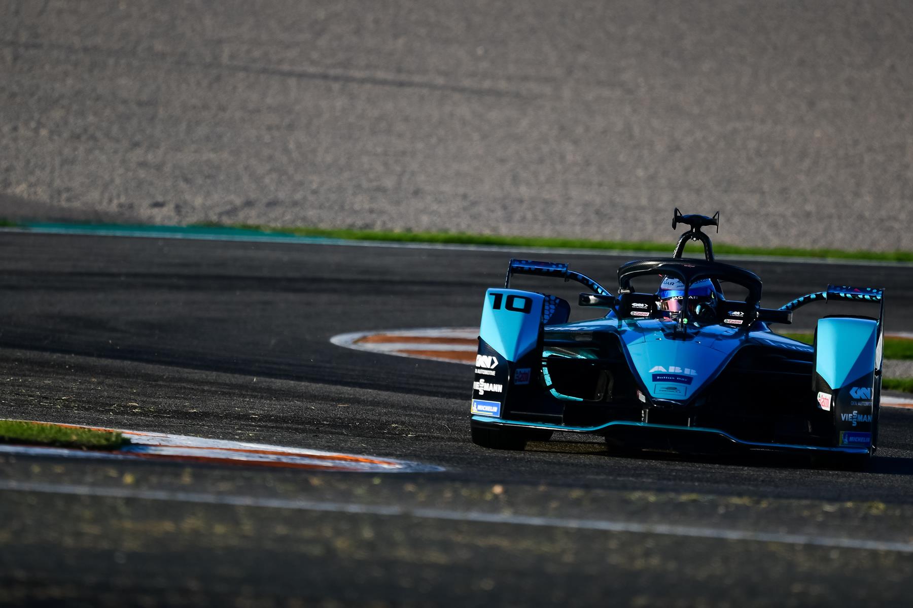 Sam-Bird-Jaguar-Racing-FIA-FormulaE-Valencia-PreSeason-Test-Chicane-front-view