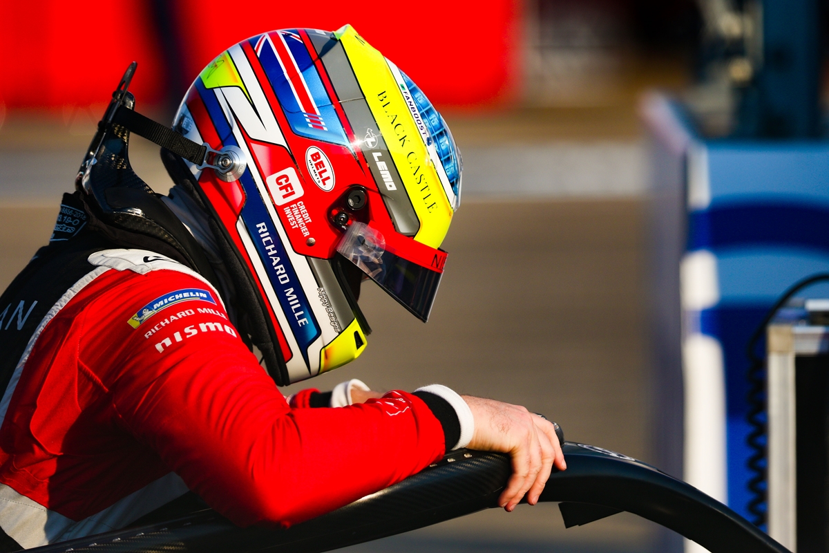 Oliver-Rowland-Helmet-Car-Grid-pre-Race