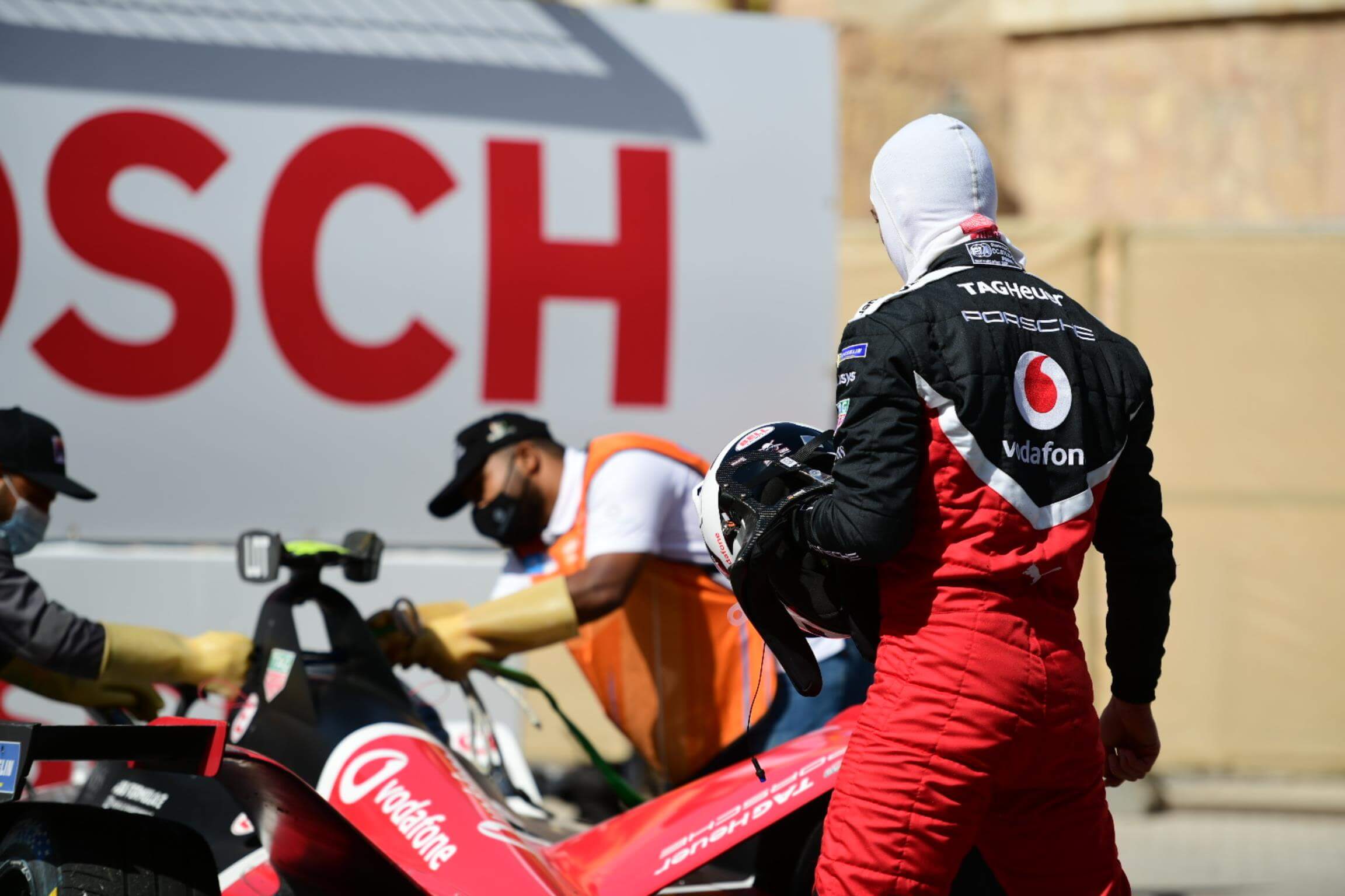 Lotterer-watches-car-after-crash-Diriyah