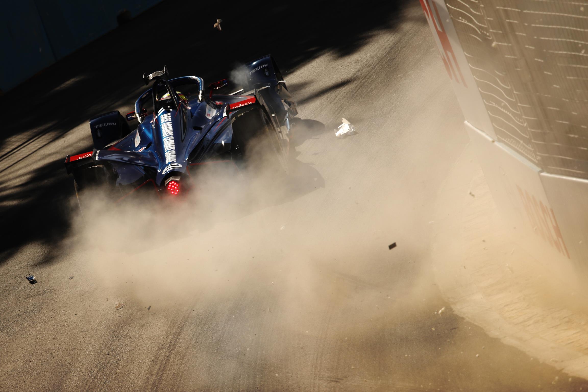 Robin-Frijns-touches-Wall-in-Diriyah