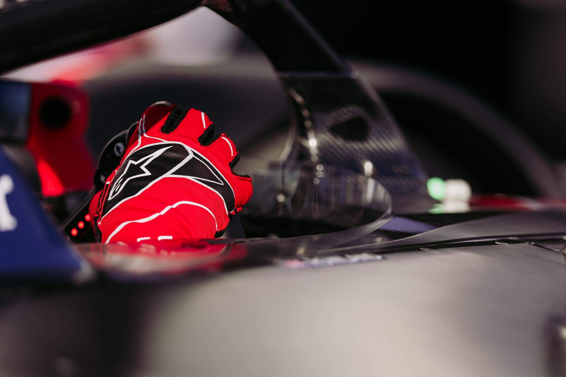 Fahrer-Handschuh-Formel-E-Cockpit
