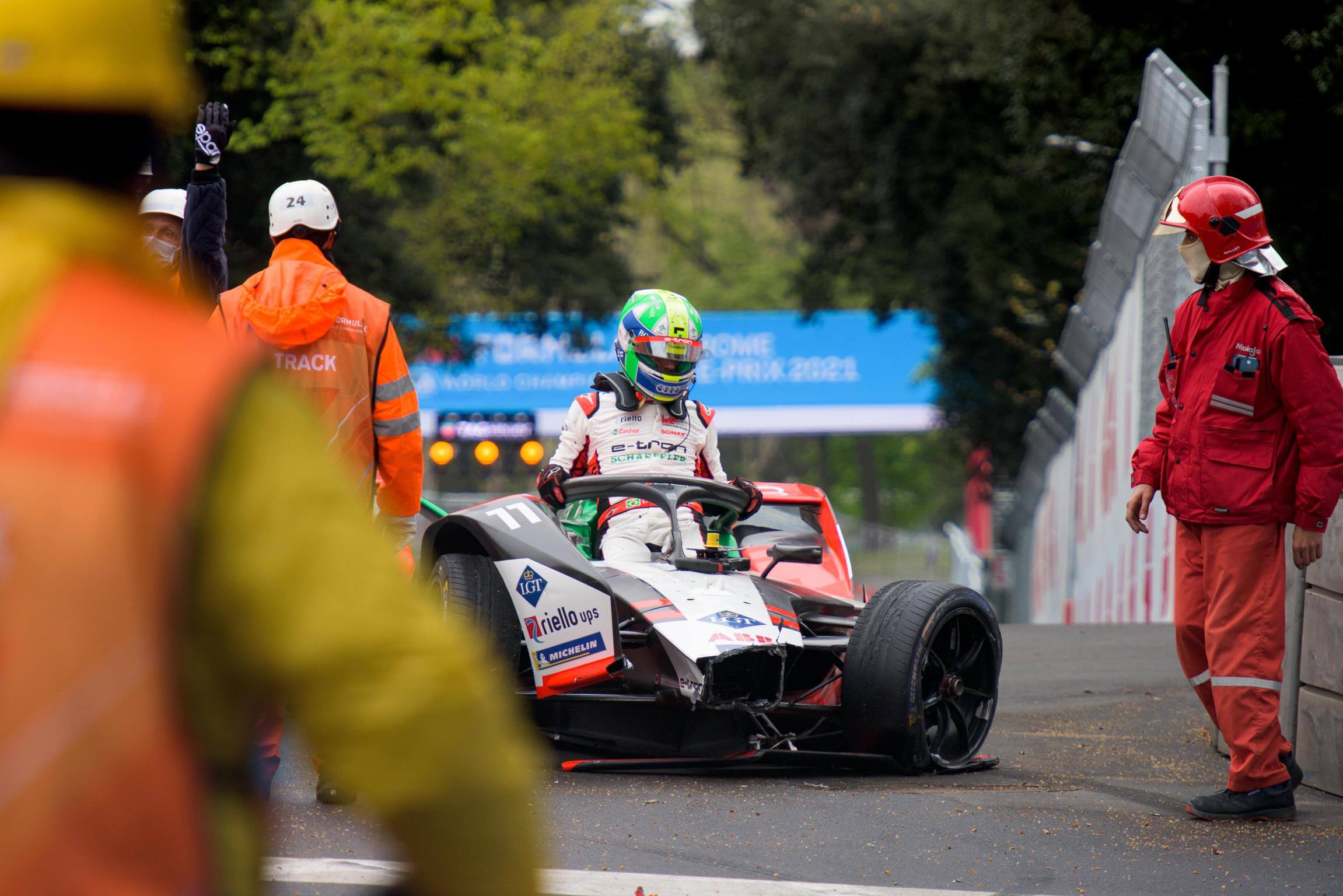 Lucas-di-Grassi-escapes-Car-after-Crash-in-Rome
