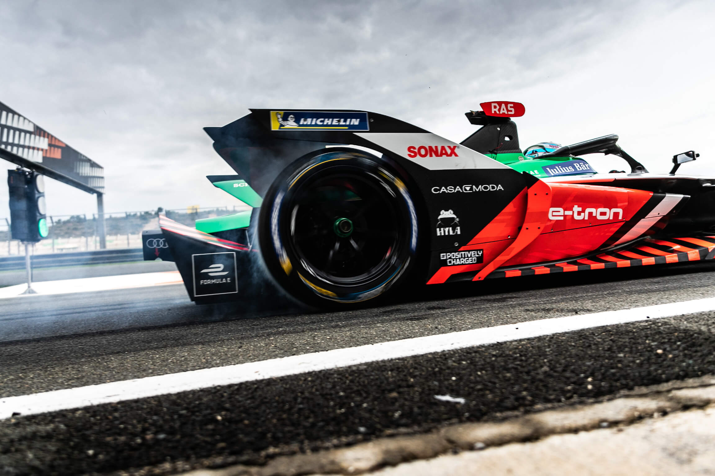 Rast-Audi-Valencia-smoking-Tyres
