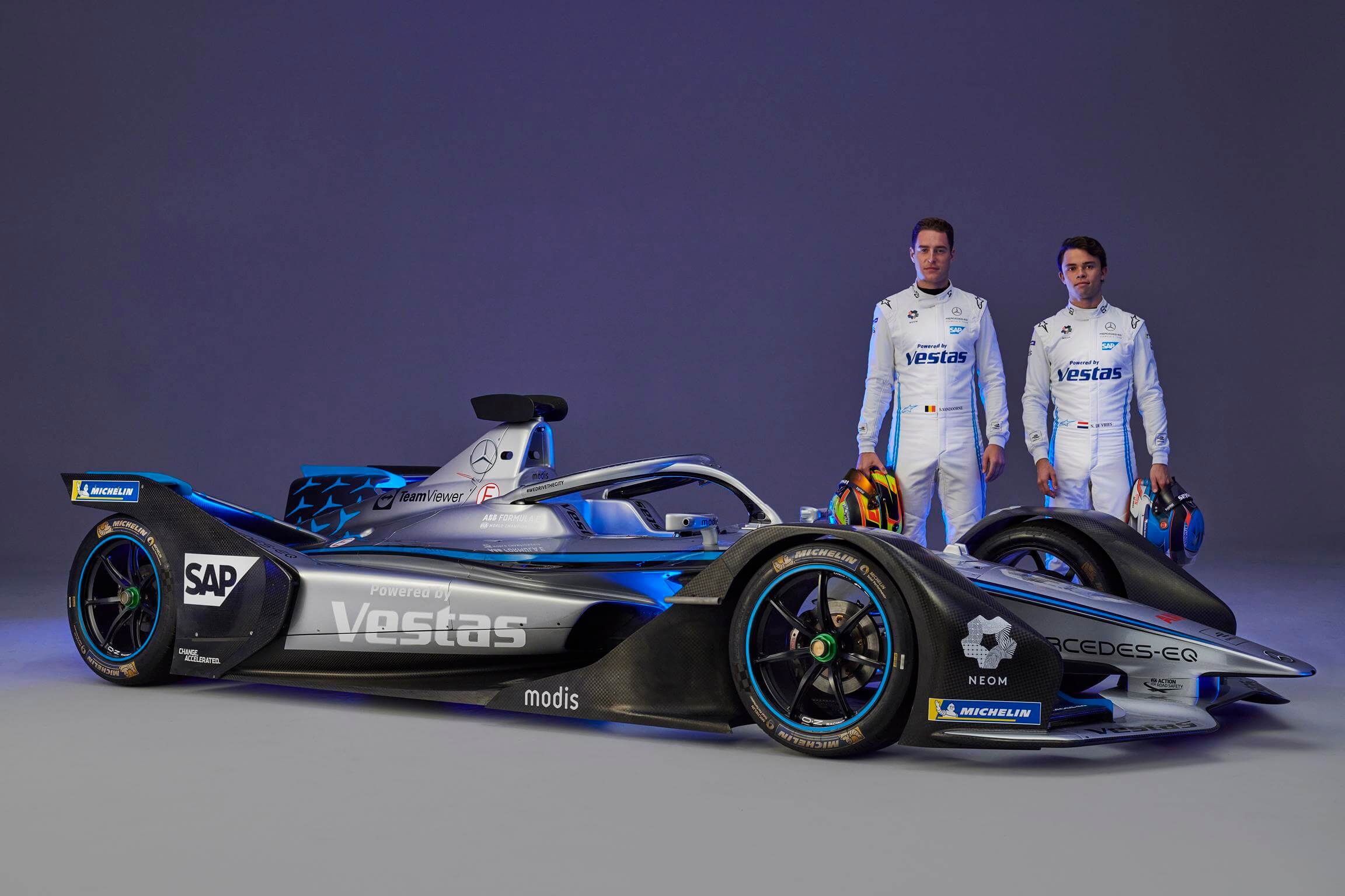 Mercedes-Formula-E-Car-2022-de-Vries-Vandoorne