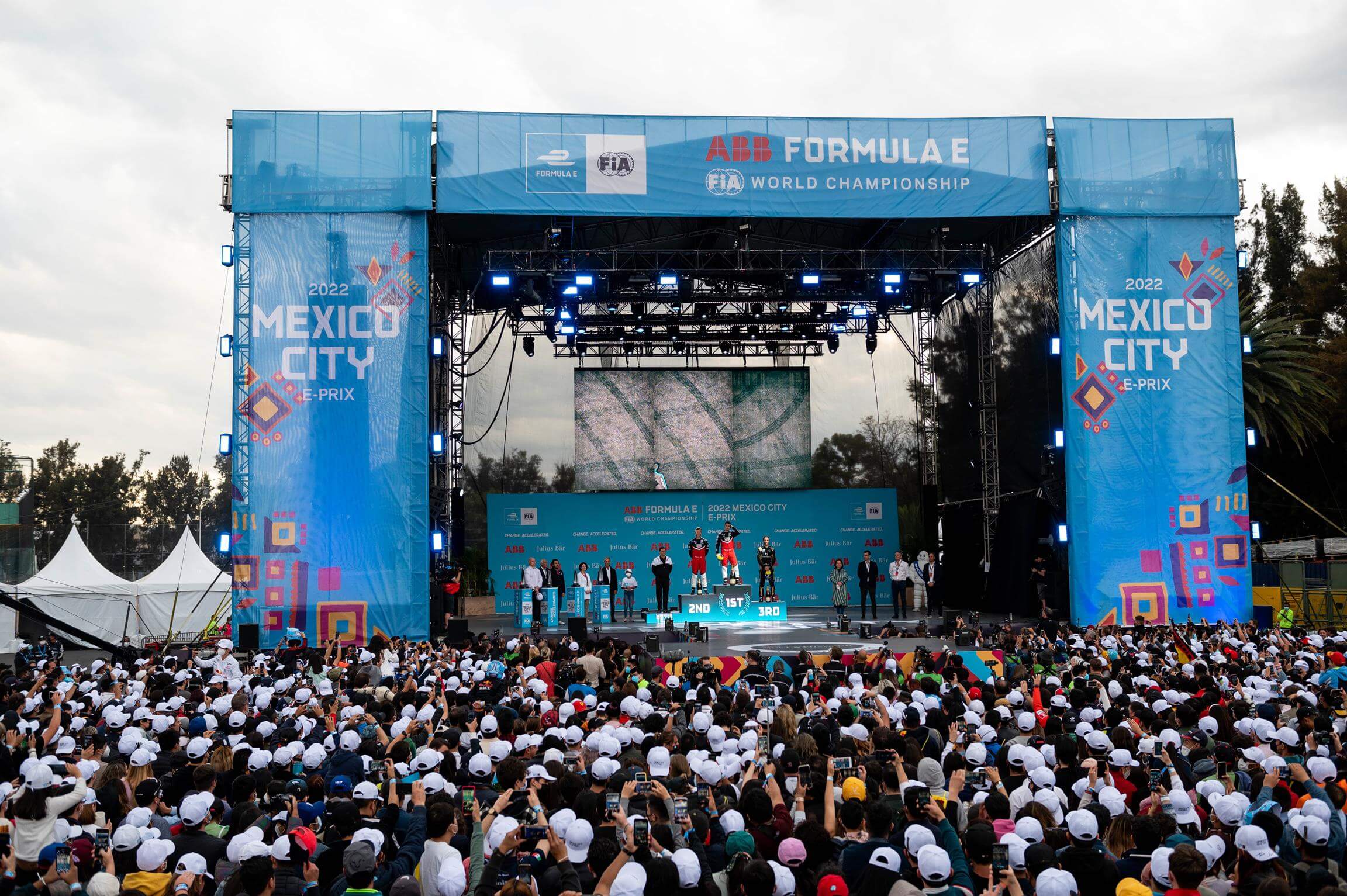 Zuschauer-vor-Podium-Formel-E-Mexiko-2022
