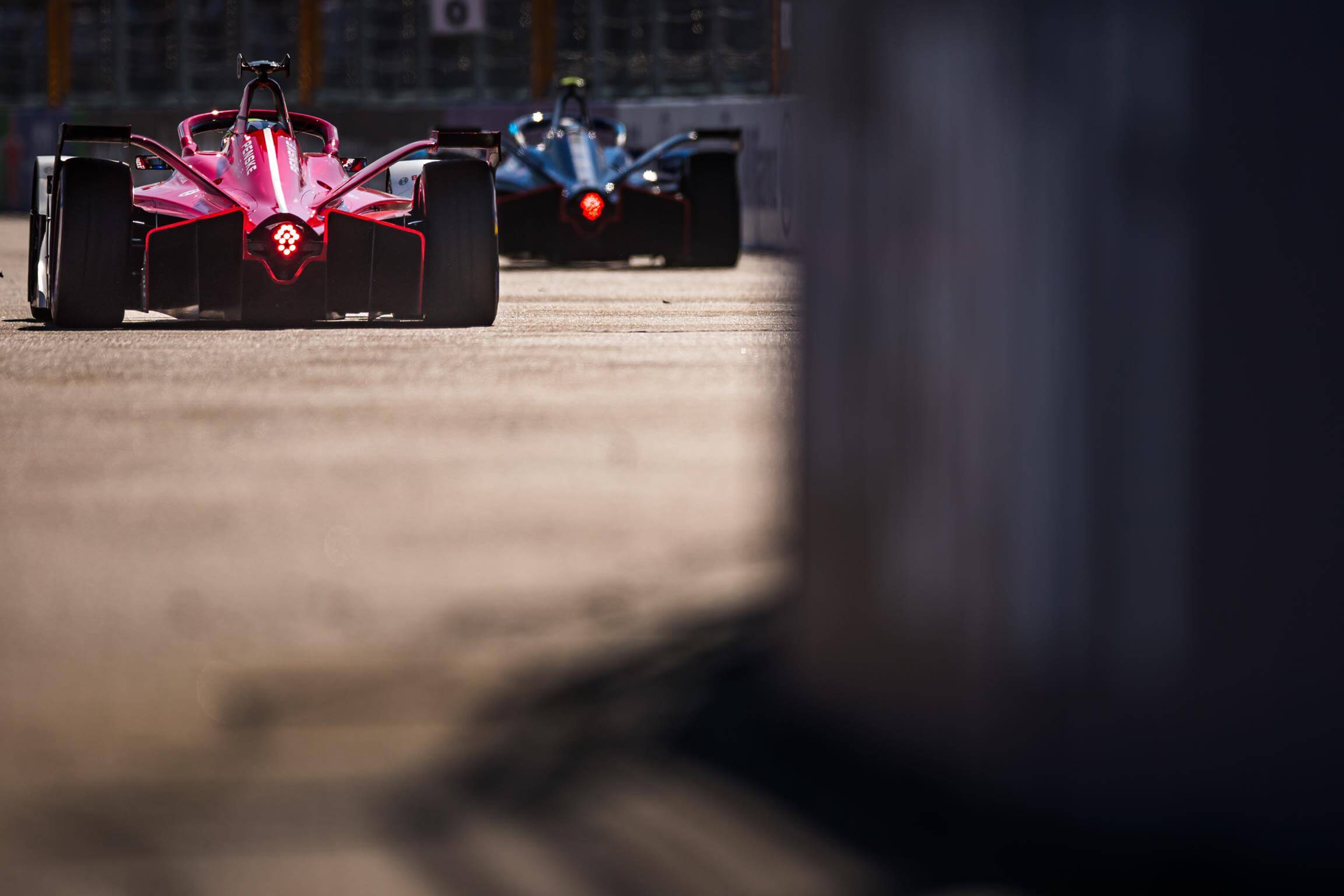 Formel-E-Autos-von-hinten-in-Berlin