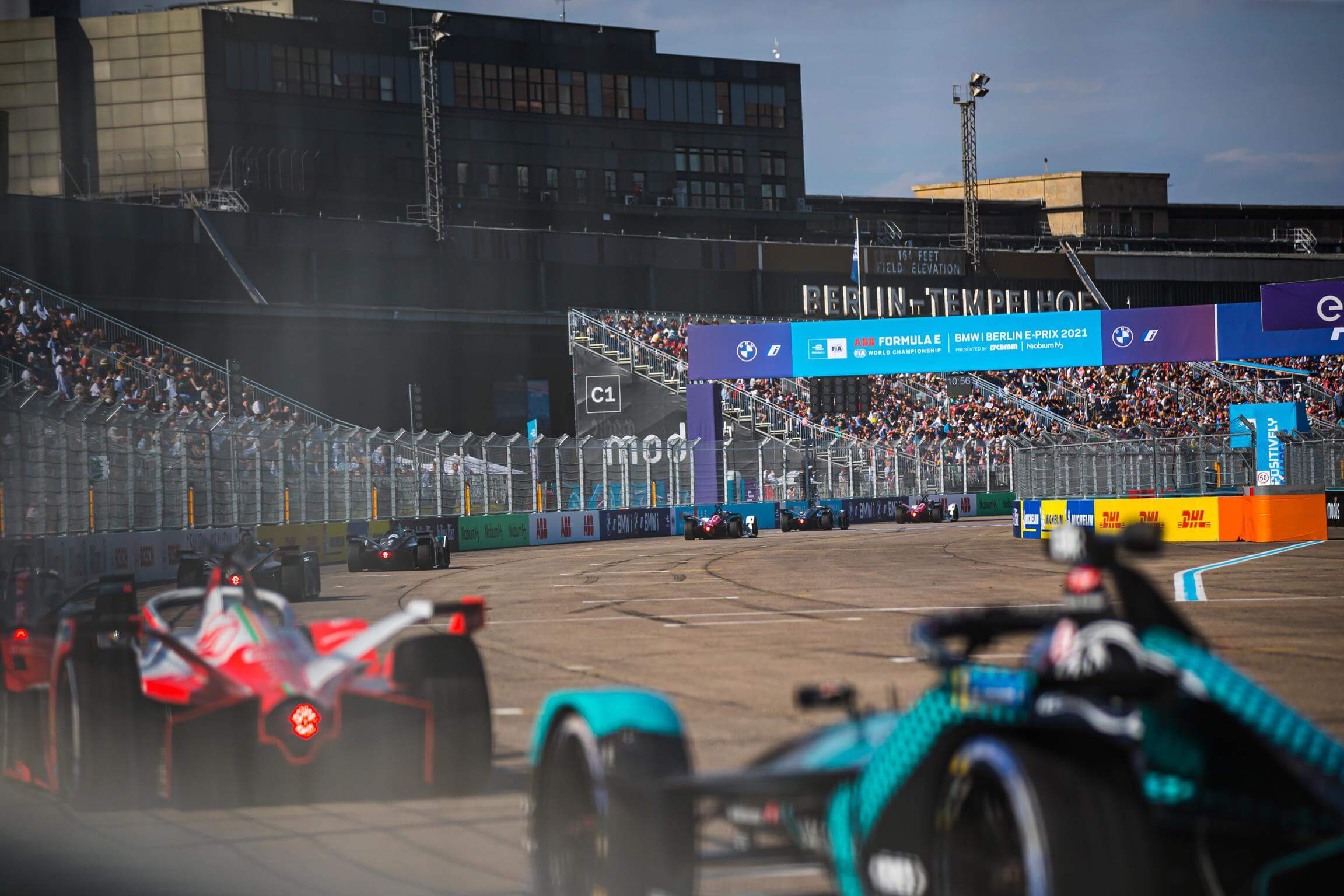 Formel-E-Autos-Startgerade-Berlin-Tempelhof