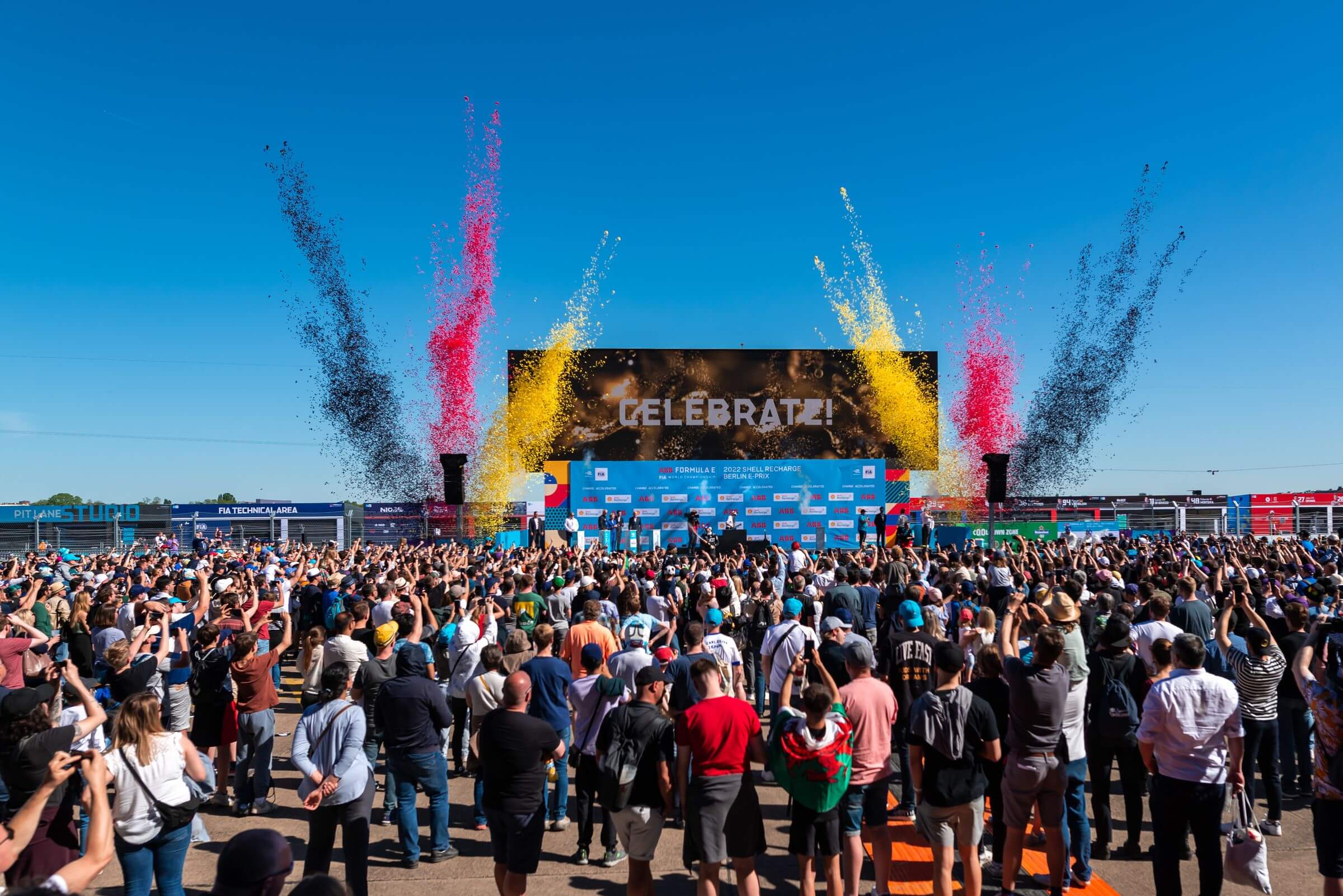 Formel-E-Fans-vor-Podium-Berlin-Tempelhof-2022