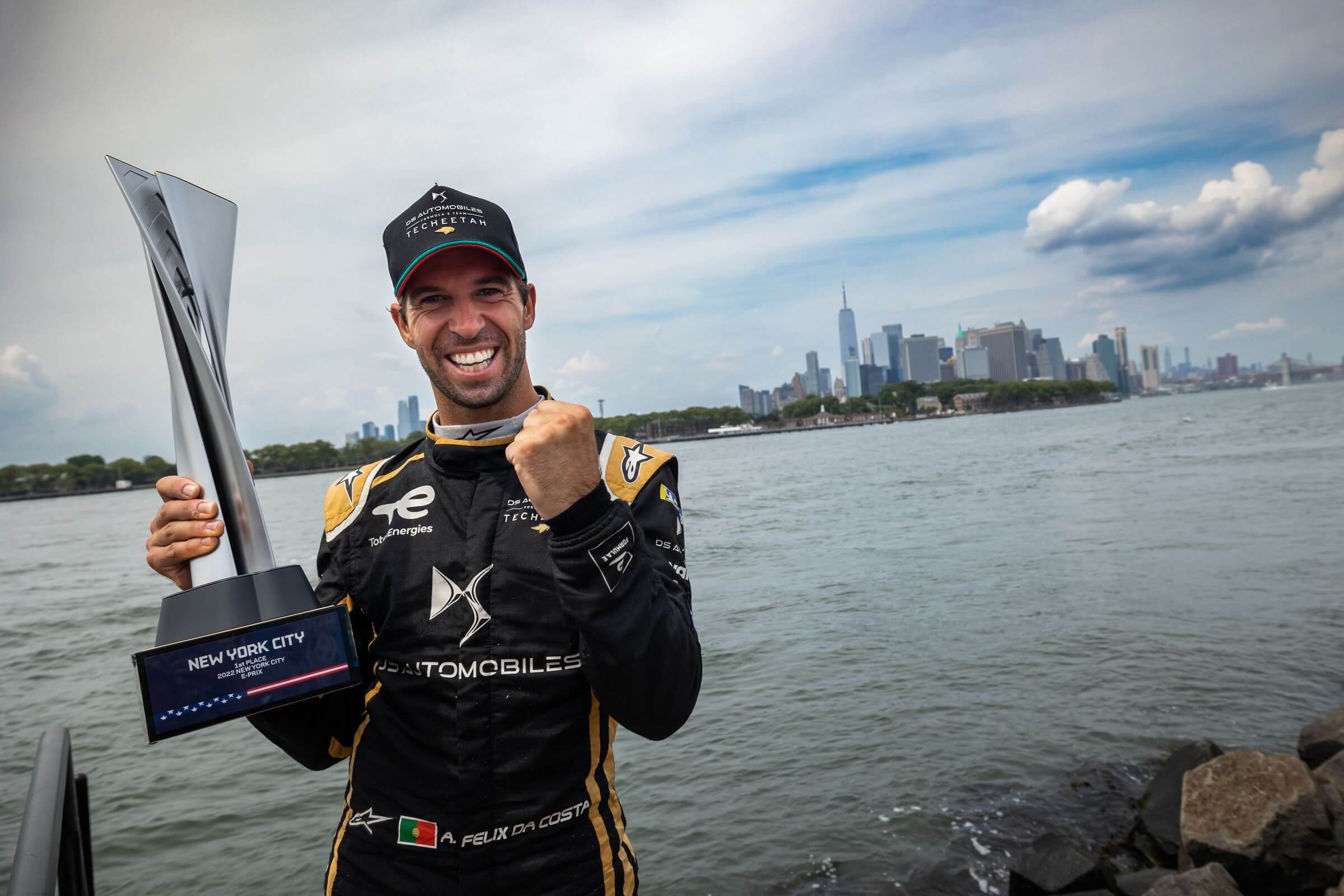 Antonio-Felix-da-Costa-Trophy-Skyline-Manhattan-Hudson-River