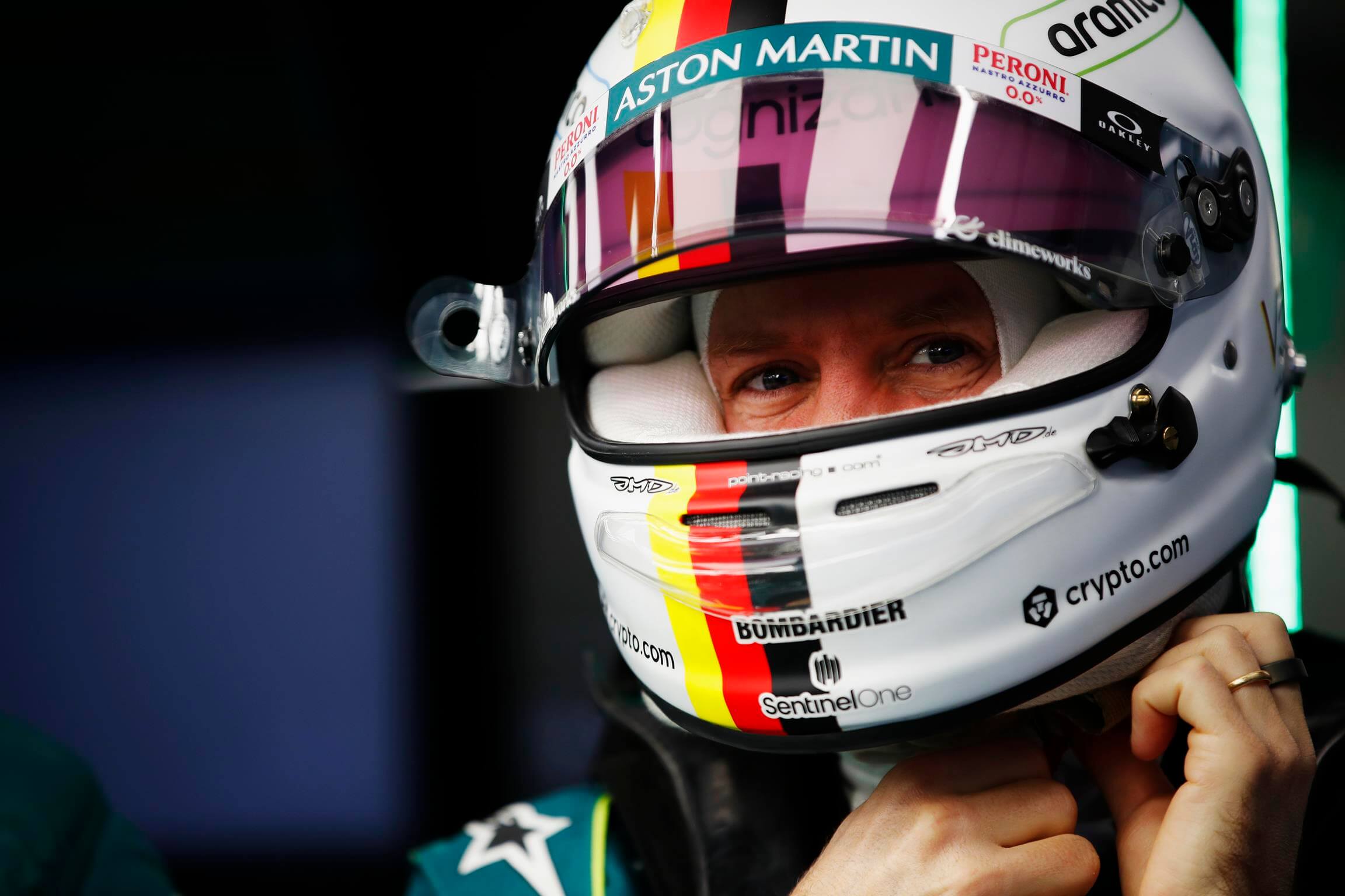 Sebastian-Vettel-Helm-Aston-Martin-F1