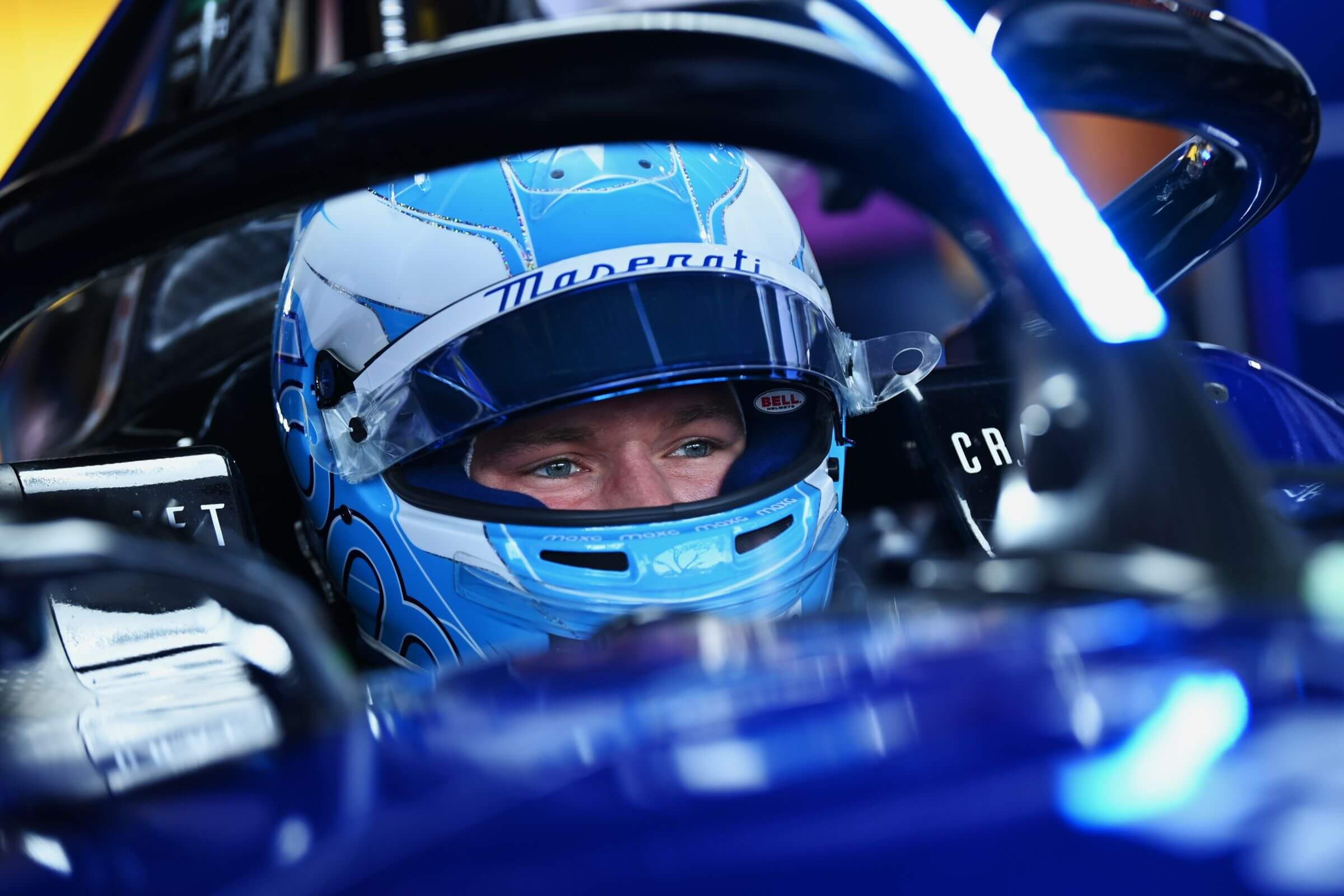 Max-Günther-Cockpit-blauer-Helm-Formel-E